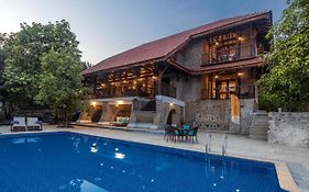 Saffronstays Vedika - 4Br Riverfront Pool Villa With Kaya King Bullock Ride & Bbq Near Pinjal River, Vikramgad